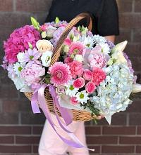 Композиция солнечный день в Батуринской Цветочная композиция из Розы, Хризантемы, Пионы и Лизиантусы в корзине в Батуринской