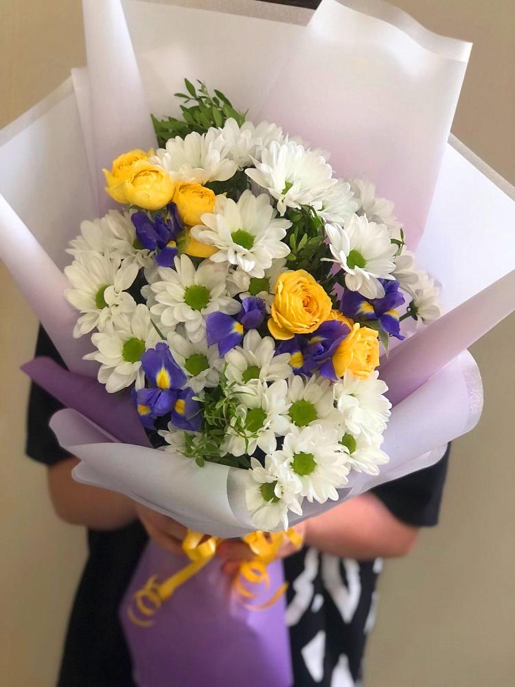 Букет цветов из: Ирисы, Хризантемы и Розы в Батуринской