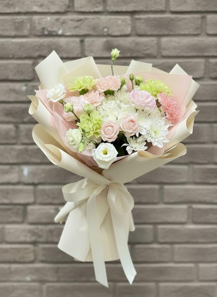 Букет цветов из: Гвоздики, Розы, Лизиантусы и Хризантемы в Батуринской