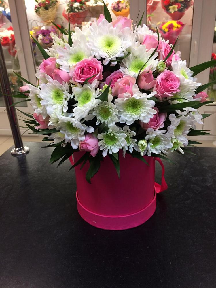 Цветочная композиция из Розы и Хризантемы в шляпной коробке в Батуринской