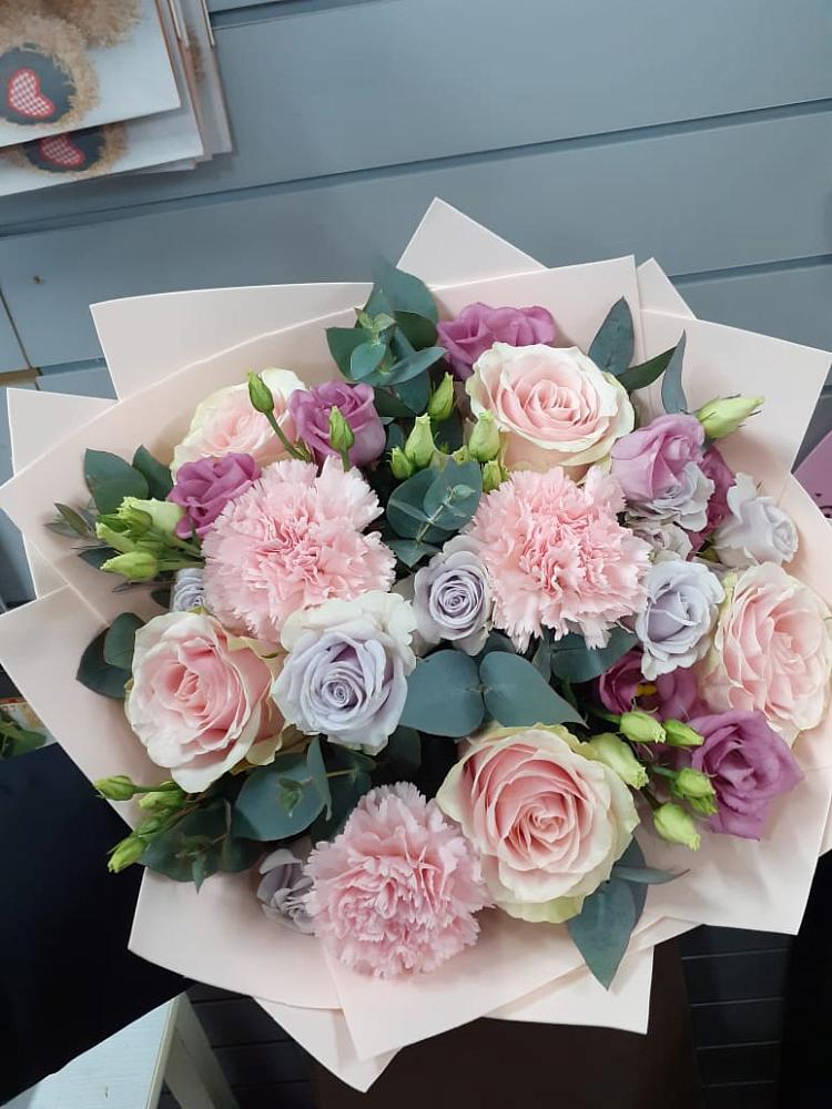 Букет цветов из: Розы, Гвоздики и Лизиантусы в Батуринской