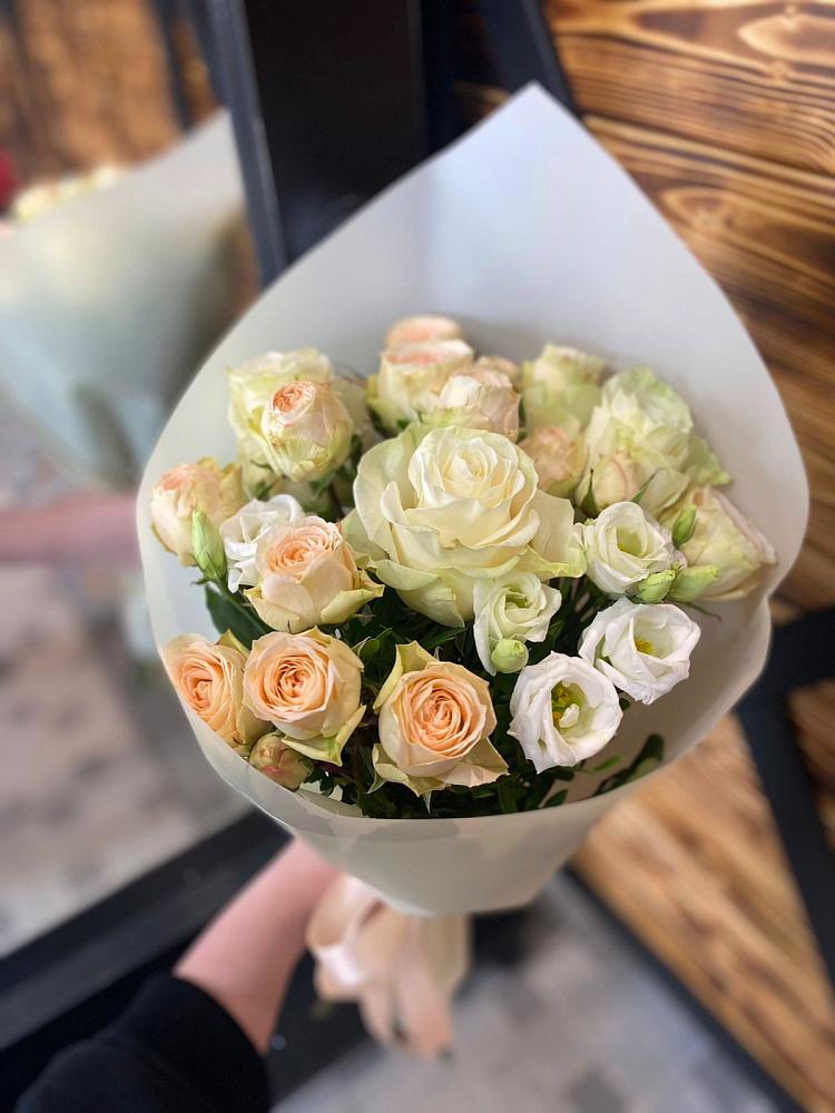 Букет цветов из: Розы и Лизиантусы в Батуринской